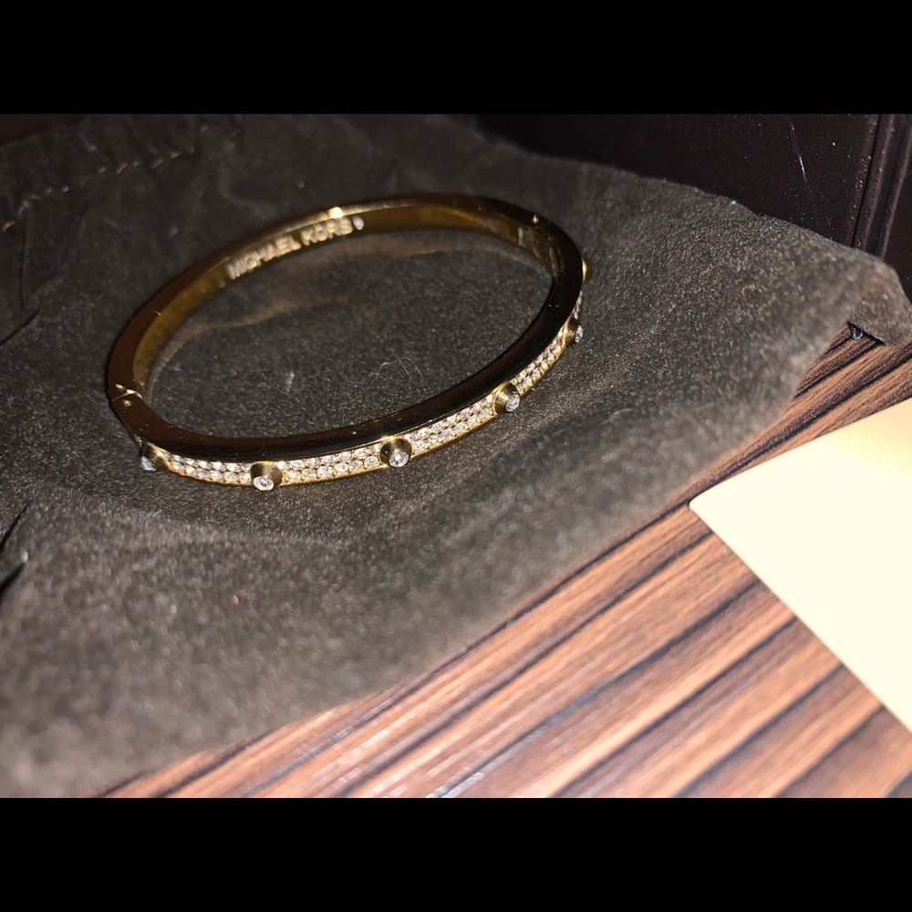 Hold Micheal Kors Bracelet